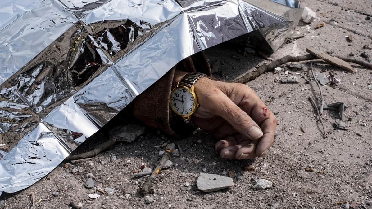 Тело погибшего после российского ракетного удара по Сумам, 13 апреля 2025 года. Фото: Volodymyr Hordiienko / AP Photo / Scanpix / LETA