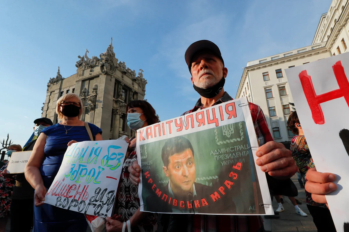 Активист во время митинга перед офисом президента в Киеве, Украина, 27 июля 2020 года. Фото: Сергей Долженко / EPA-EFE