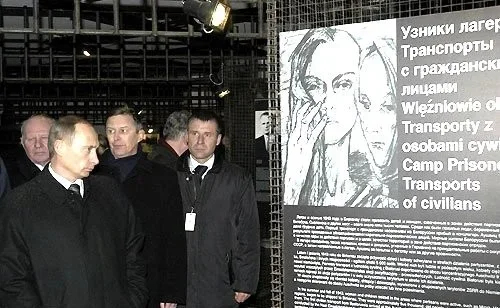 Vladimir Putin visits a museum exposition in Auschwitz. Photo: Kremlin