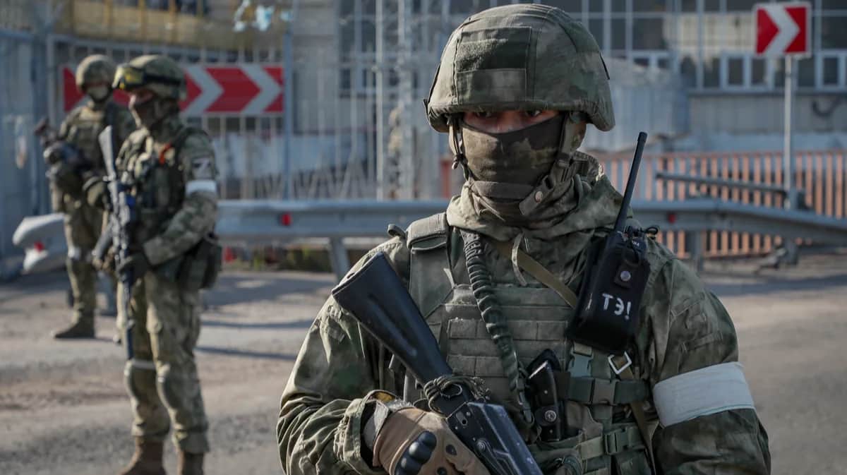 Российские военнослужащие на Каховской ГЭС в Херсонской области, Украина, 20 мая 2022 года. Фото: Сергей Ильницкий / EPA