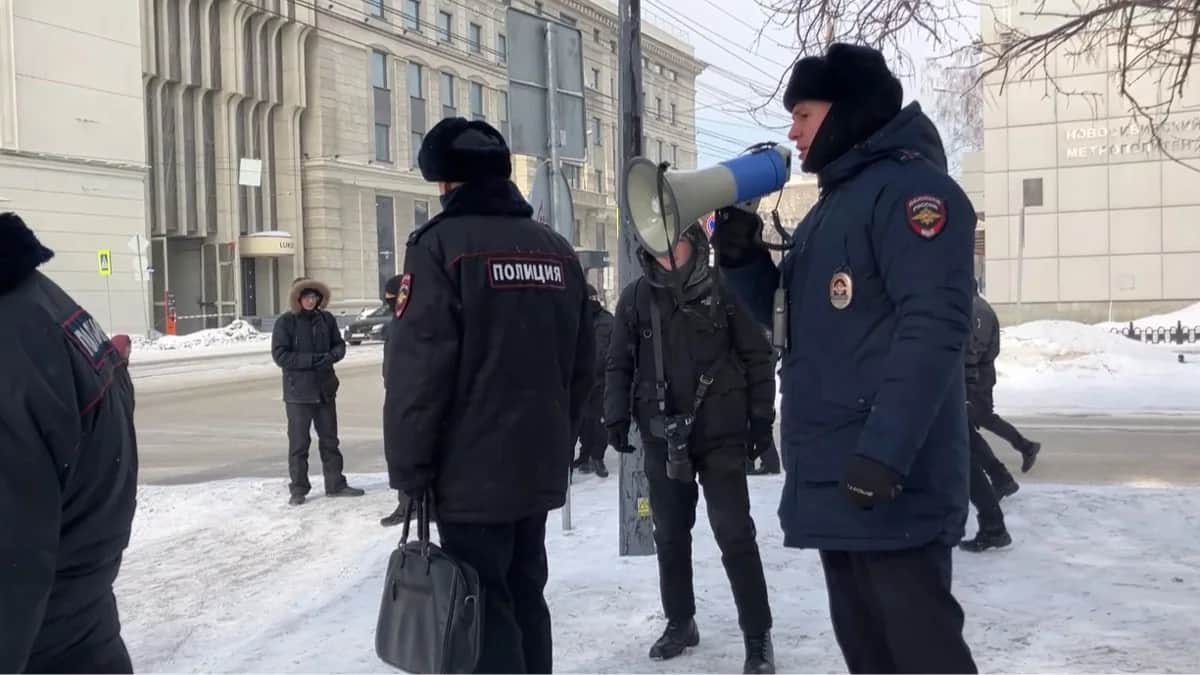 Сотрудники полиции перекрывающие вход в гайд-парк в Новосибирске перед акцией в защиту Telegram, 1 марта 2026 года. Фото: РКП(и