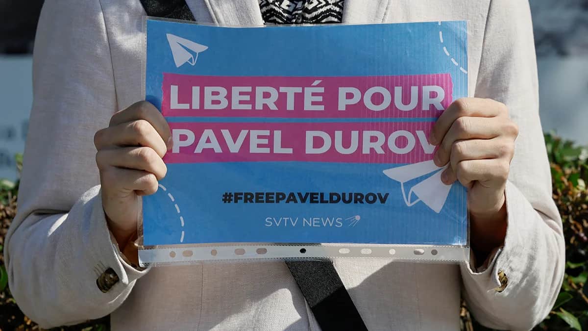 Одиночный пикет в поддержку Павла Дурова возле посольства Франции в Москве, Россия, 25 августа 2024 года. Фото: Юлия Морозова / REUTERS / Scanpix / LETA