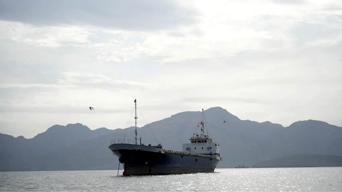 Судно в Ормузском проливе у побережья оманской провинции Мусандам, 12 апреля 2026 года. Фото: Reuters / Scanpix / LETA