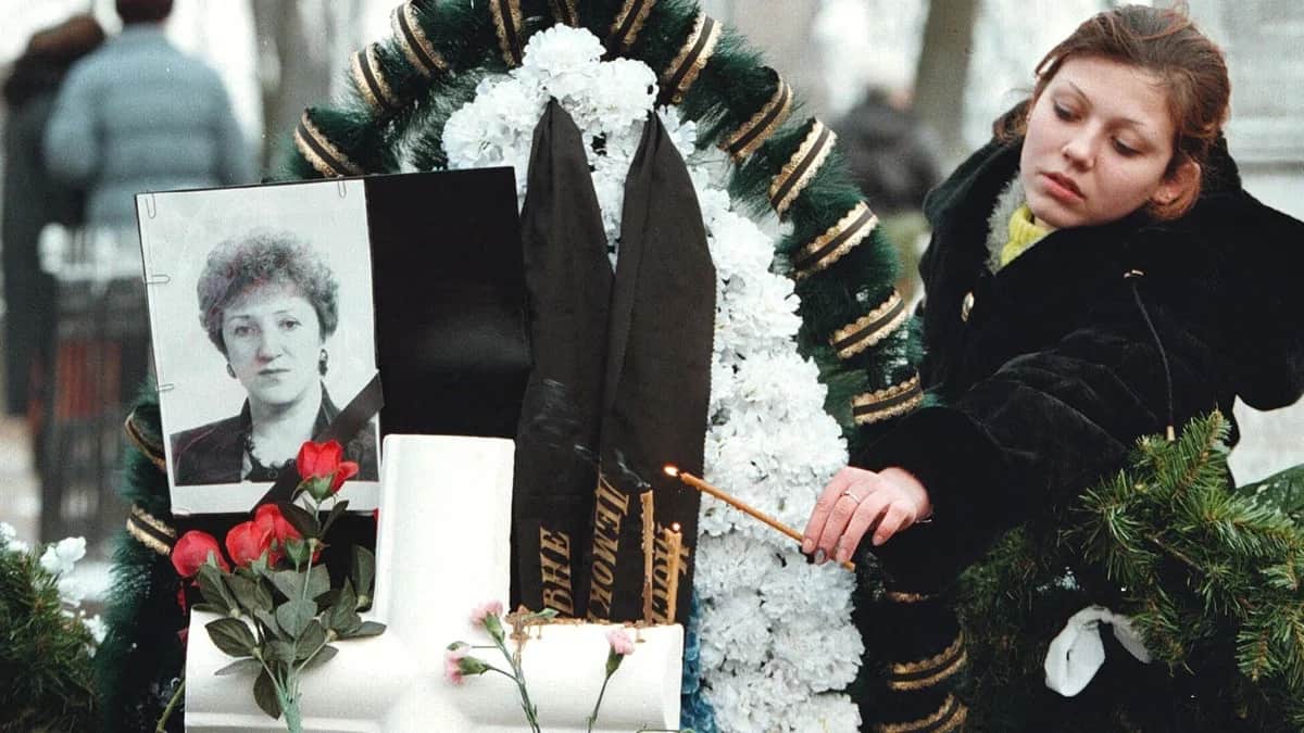 Могила Галины Старовойтовой в Санкт-Петербурге, 26 ноября 1998 года. Фото: Анатолий Мальцев / EPA