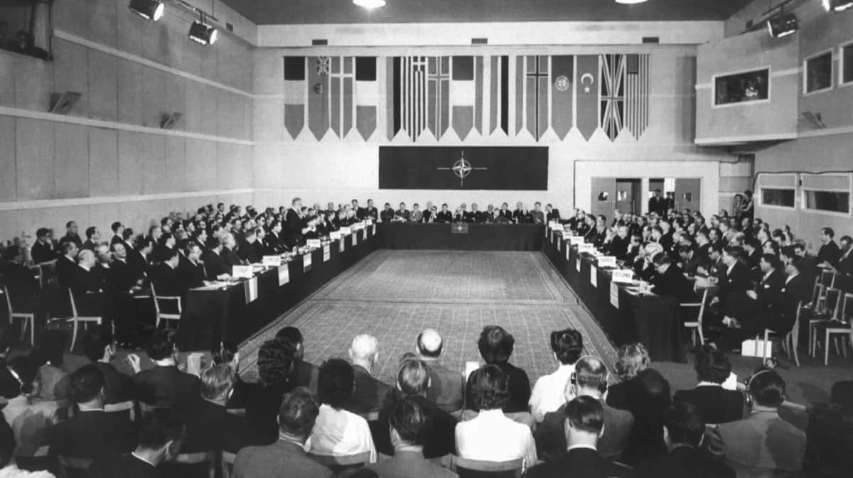 Заседание НАТО во дворце Шайо в Париже, на котором Федеративная Республика Германия была принята в альянс, 9 мая 1955 года. Фото: dpa picture alliance / Alamy / Vida Press