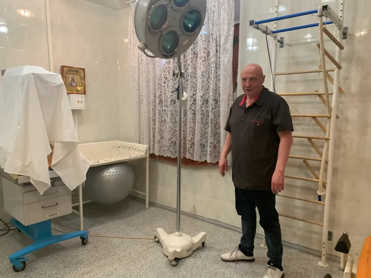 Ivan Tsyganok, chief doctor of the perinatal centre, shows the delivery room. Photo: Olga Musafirova