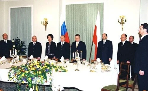 Polish President Aleksander Kwaśniewski hosts an official dinner during Putin’s visit to Poland. Photo: Kremlin
