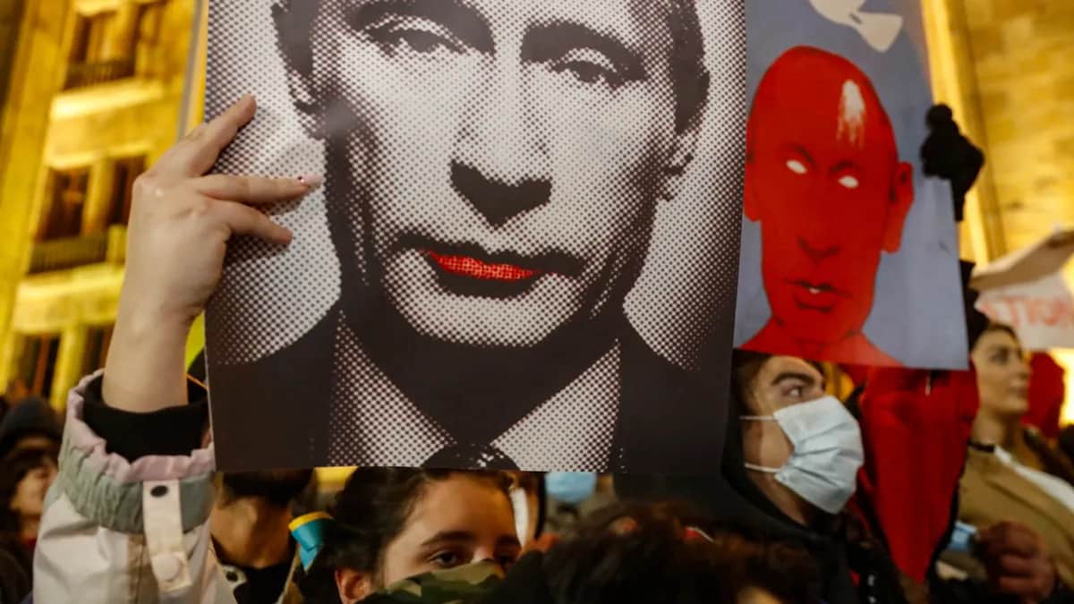 Supporters of the Georgian opposition hold up posters mocking Vladimir Putin during a protest against Georgia’s foreign agent law in Tbilisi, Georgia, 9 March 2023. Photo: EPA-EFE/ZURAB KURTSIKIDZE
