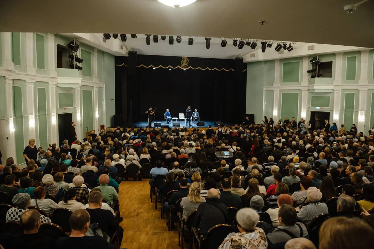 Встреча с Александром Хинштейном в ДК «Свиридовский», 25 января 2025 года. Фото с страницы Хинштейна в <a data-sk="tooltip_parent" data-stringify-link="https://t.me/Hinshtein/9338" href="https://t.me/Hinshtein/9338" rel="noopener noreferrer" target="_blank">Telegram</a>