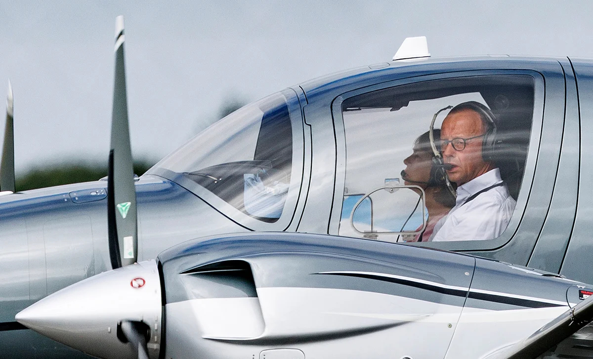 Фридрих Мерц и его жена Шарлотта прилетели на самолёте на свадьбу министра финансов Германии Кристиана Линднера, остров Зюльт, 8 июля 2022 года. Фото: Axel Heimken / dpa / Scanpix / LETA<br>