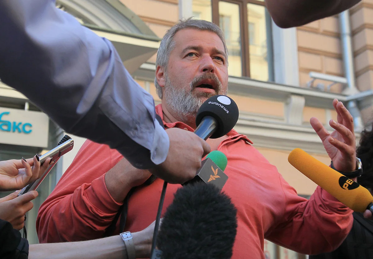 Дмитрий Муратов беседует со СМИ после встречи c Александром Бастрыкиным, который принес извинения за угрозы Сергею Соколову в офисе информационного агентства «Интерфакс» в Москве, Россия, 14 июня 2012 года. Фото: Сергей Чириков / EPA