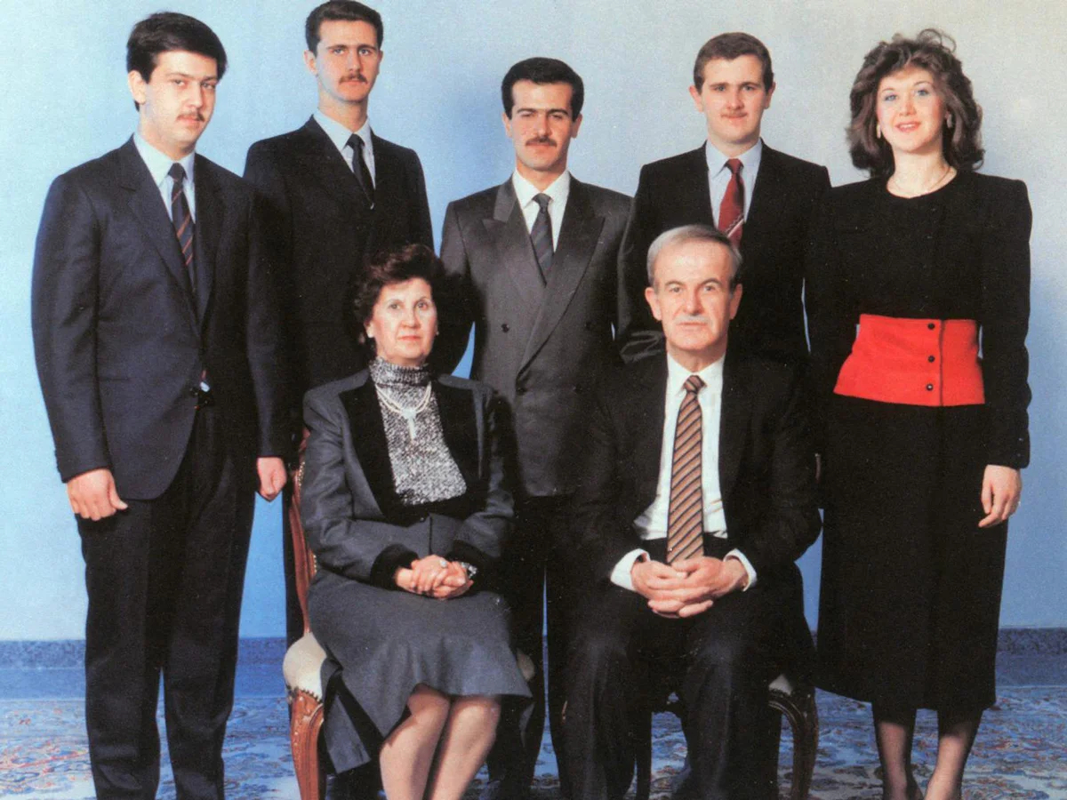 Семья Асадов в 1985 году: Хафез аль-Асад и его жена Аниса Махлуф (сидят), а за ними, справа налево, пятеро их детей — Бушра, Маджд, Басель, Башар и Махер. Фото: AFP / Scanpix / LETA