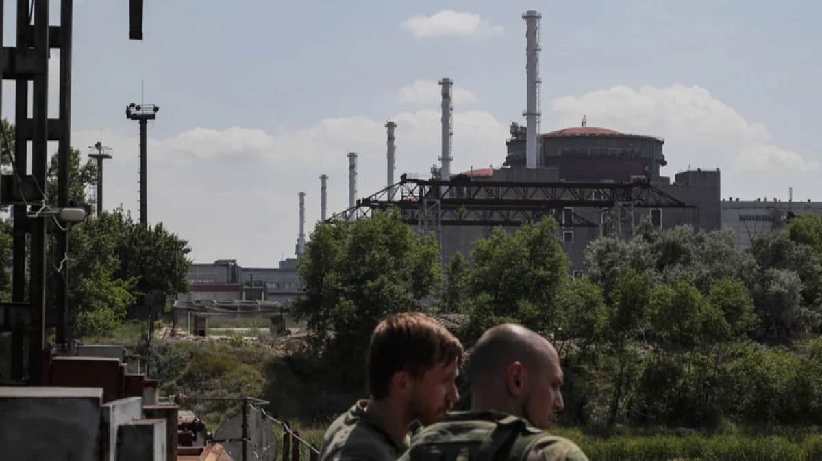 Осмотр АЭС в Энергодаре. Фото: Сергей Ильницкий / EPA