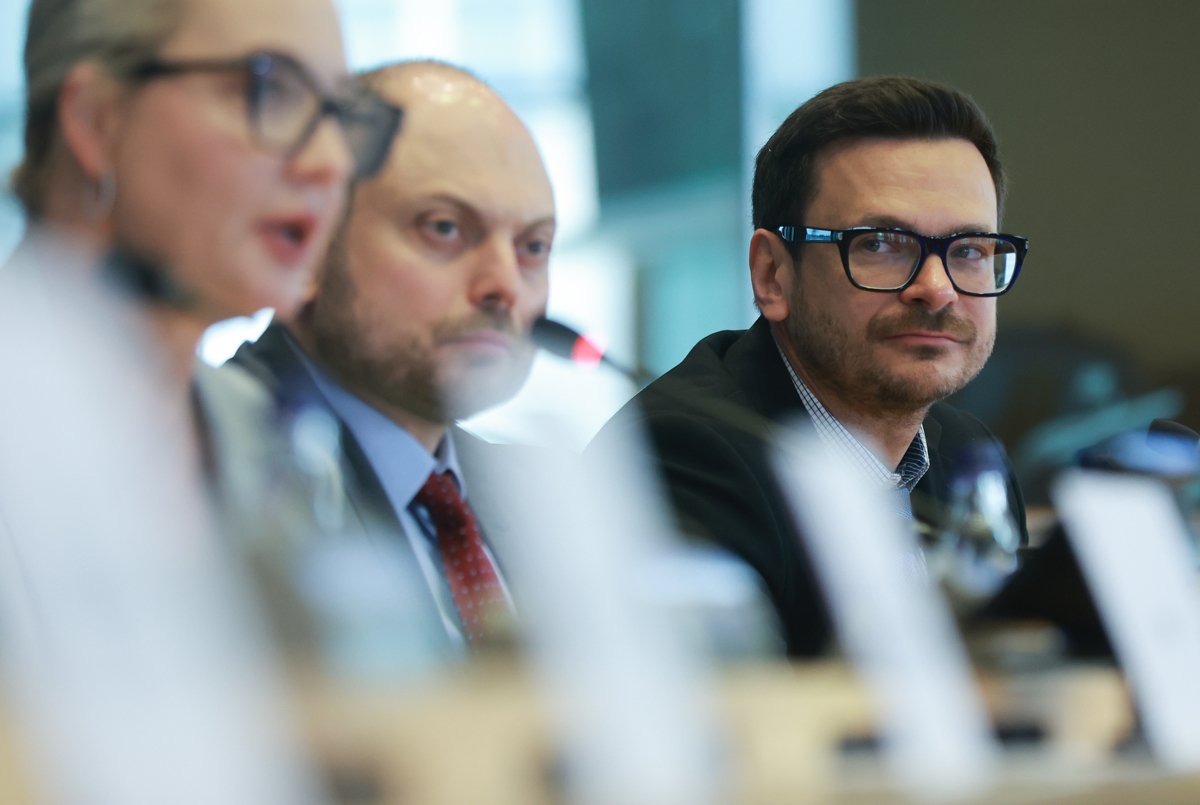 Илья Яшин во время слушаний в комитете по иностранным делам Европарламента в Брюсселе, Бельгия, 5 июня 2025 года. Фото: Olivier Hoslet / EPA