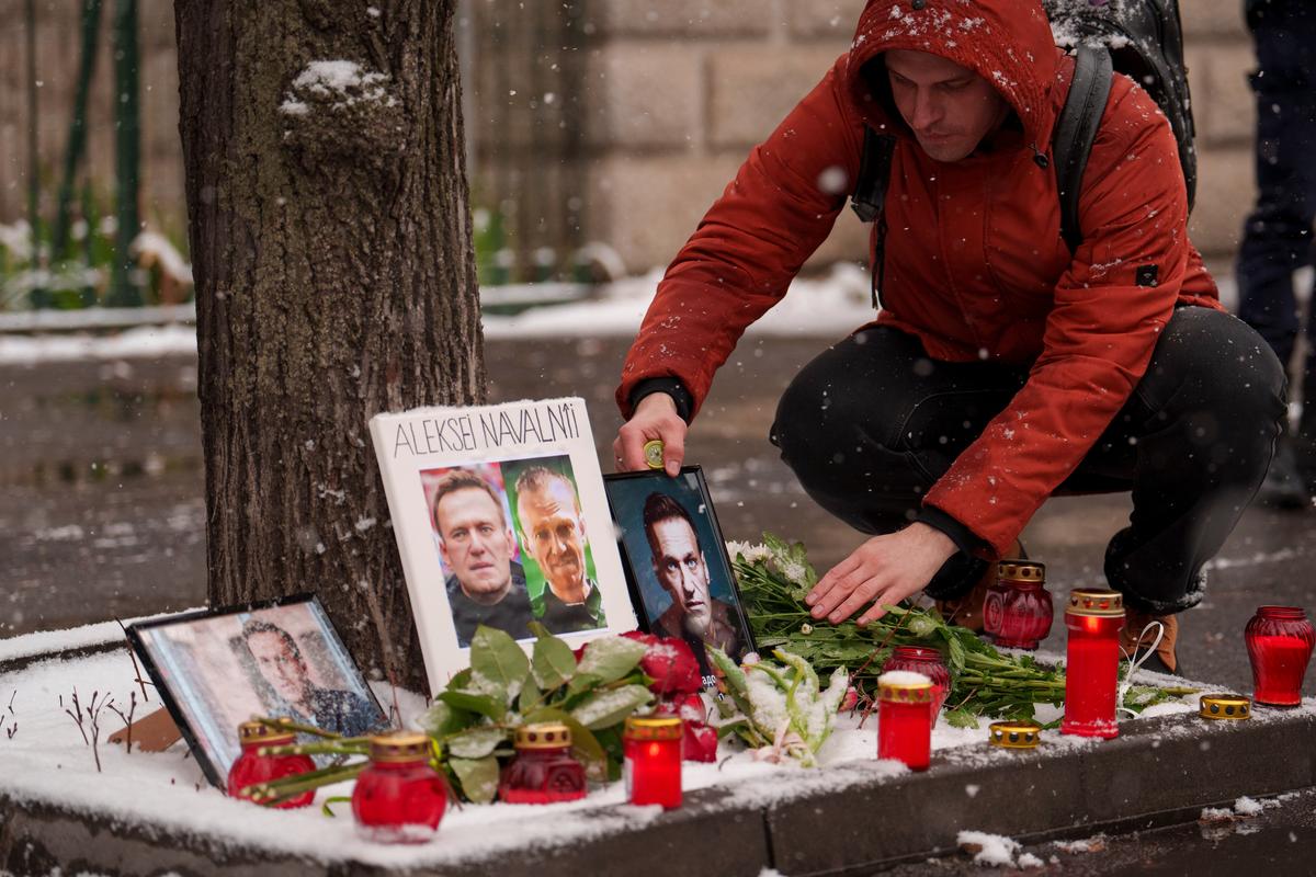 Мемориал в память об Алексее Навальном у российского посольства в Бухаресте, Румыния, 16 февраля 2025 года. Фото: Andreea Alexandru / AP Photo / Scanpix / LETA