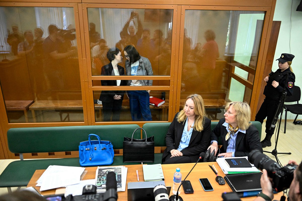 Евгения Беркович и Светлана Петрийчук на заседании суда, Москва, 20 мая 2024 года. Фото: Александр Неменов / AFP / Scanpix / LETA