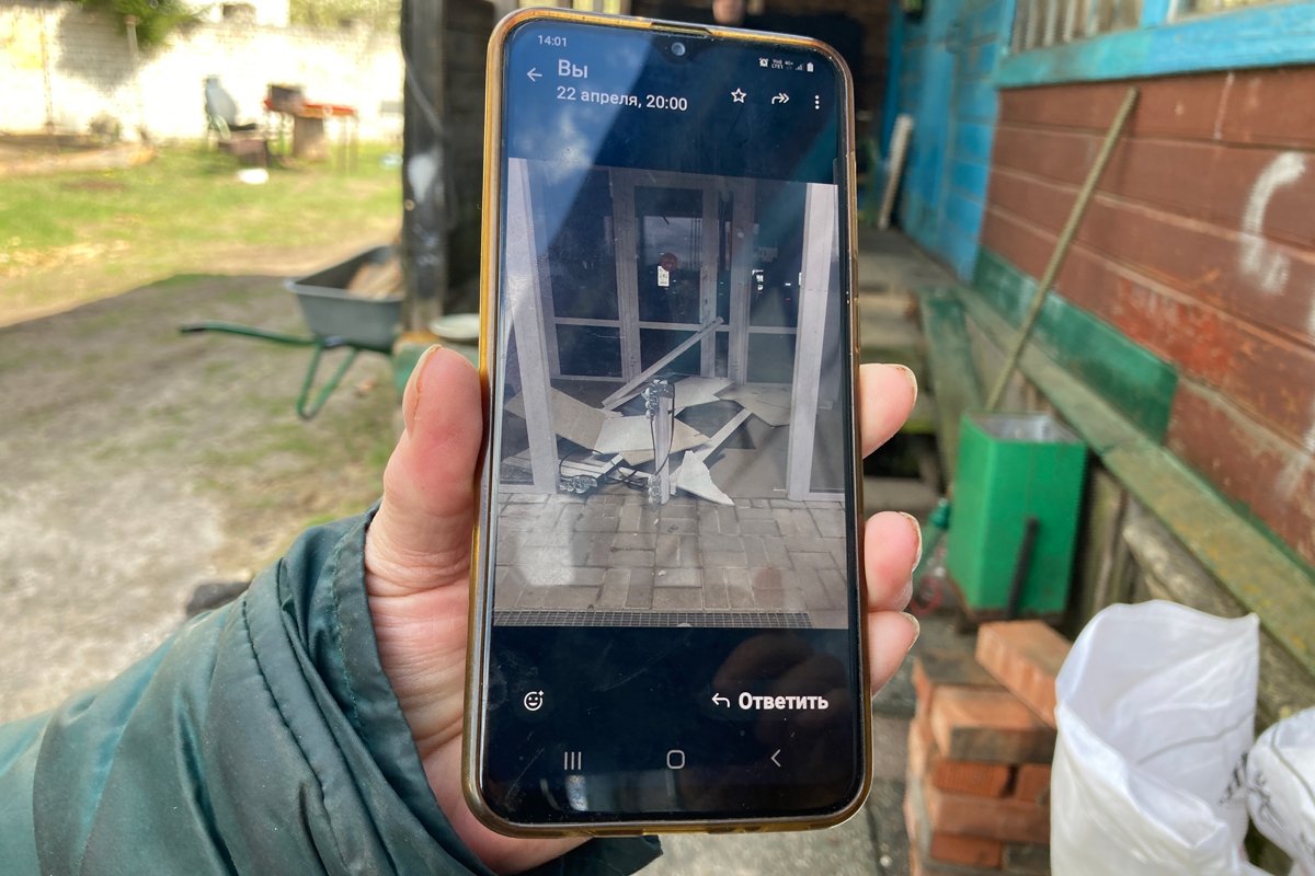 Валентина показывает фотографию магазина. Фото Ирины Гариной