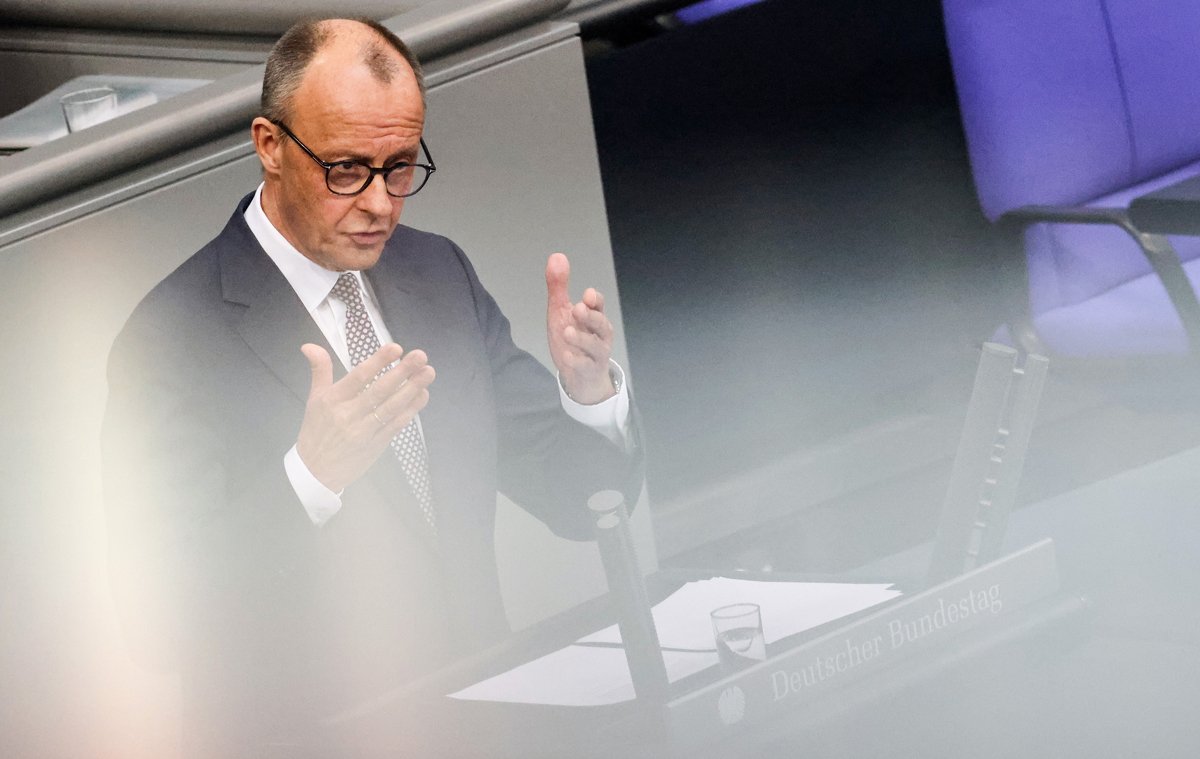 Фридрих Мерц выступает на специальном заседании Бундестага, Берлин, 18 марта 2025 года. Фото: Hannibal Hanschke / EPA