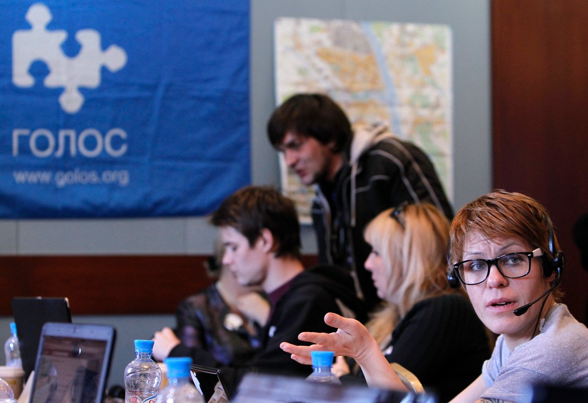 Волонтёры работают в колл-центре движения «Голос» в Ярославле, 1 апреля 2012 года. Фото: Денис Синяков / Reuters / Scanpix / LETA