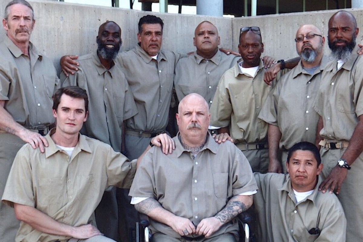 Групповое фото Росса (сидит слева внизу) и других заключенных в 2018 году. Фото: freeross.org