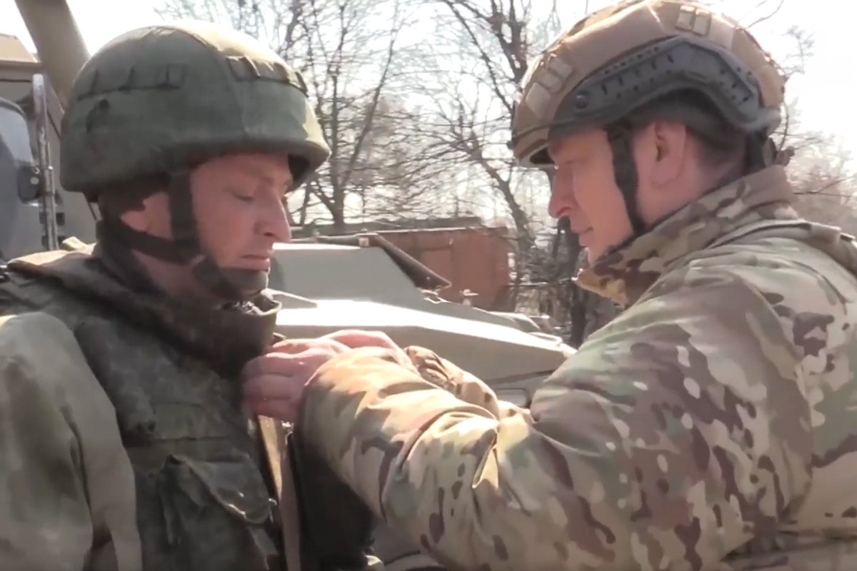 Александр Лапин награждает своего сына Дениса Лапина медалью Жукова, март 2022 года. Фото: tvzvezda.ru