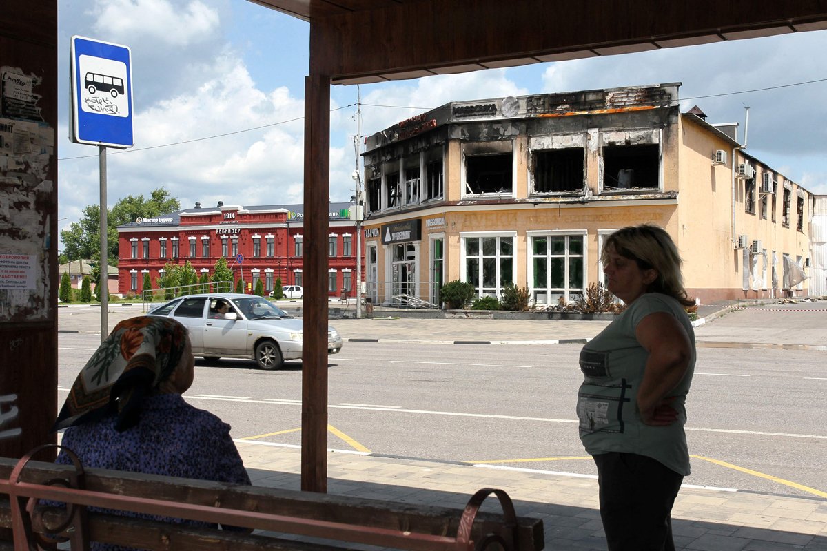 Люди на остановке возле здания, повреждённого ударами украинских войск, Шебекино, Белгородская область, 1 июля 2023 года. Фото: AFP / Scanpix / LETA