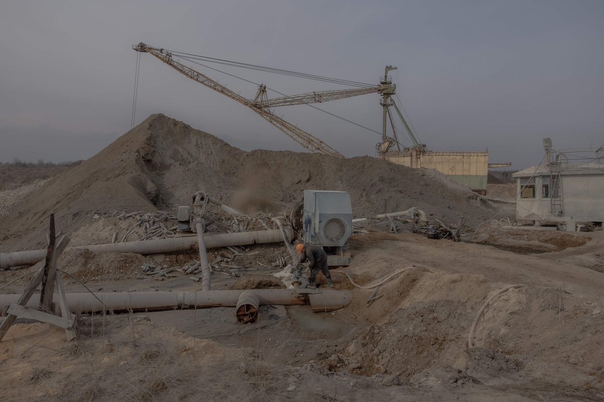 Рабочий у клапана на карьере титановый руды в Житомирской области, Украина, 28 февраля 2025 года. Фото: Roman Pilipey / AFP / Scanpix / LETA