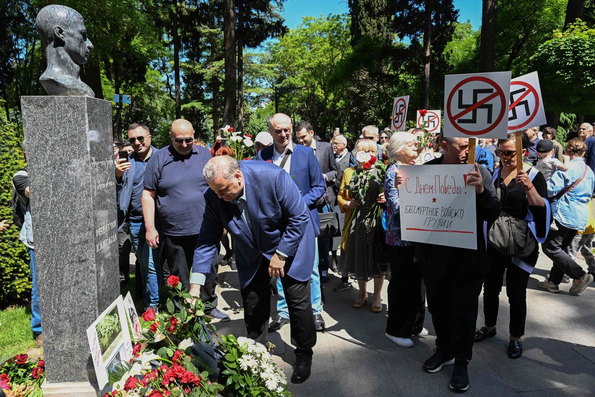 Люди возлагают цветы к памятнику Мелитону Кантарии, Тбилиси, 9 мая 2025 года. Фото: Vano Shlamov / AFP / Scanpix / LETA