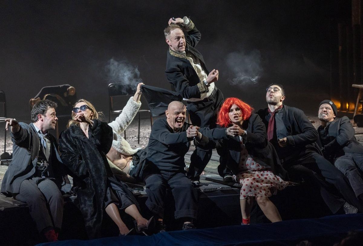 Сцена из спектакля «Р». Фото: Театр Сатирикон