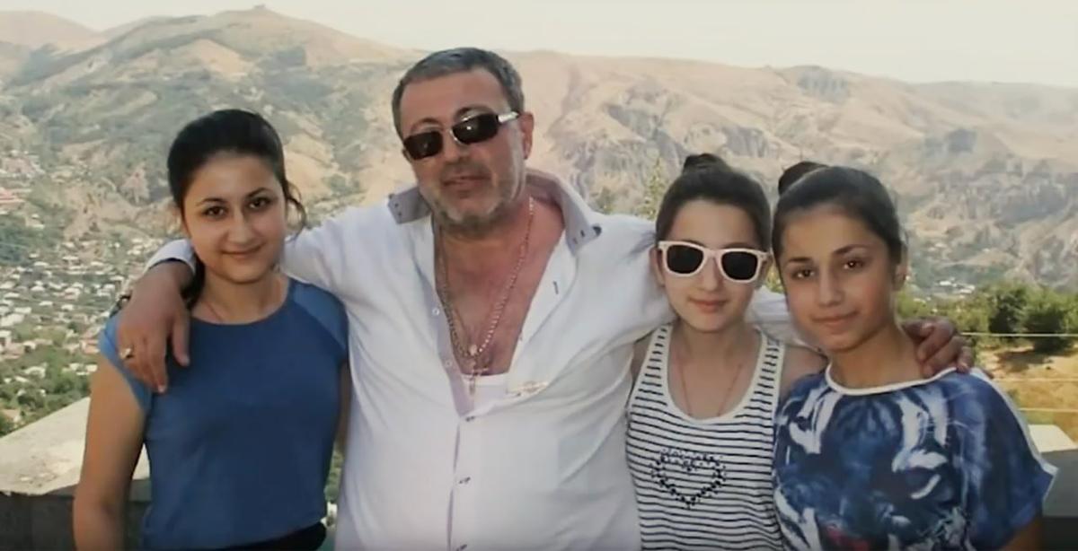 Михаил Хачатурян с дочерьми. Фото: соцсети