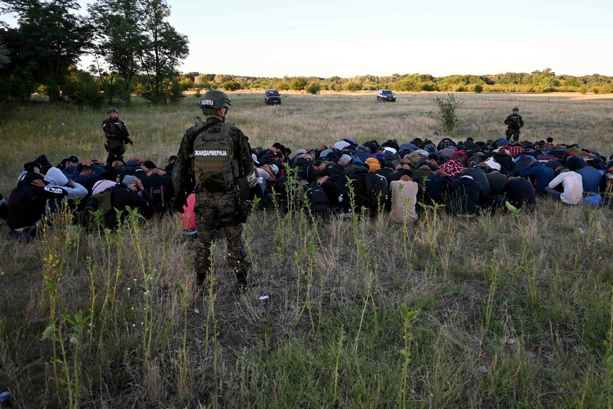 Задержанные мигранты у Суботицы, Сербия, 13 июля 2022 года. Фото: Министерство внутренних дел Сербии / AP Photo / Scanpix / LETA