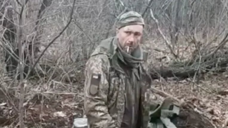 Скриншот из видео, на котором зафиксирован расстрел пленного Александра Мациевского
