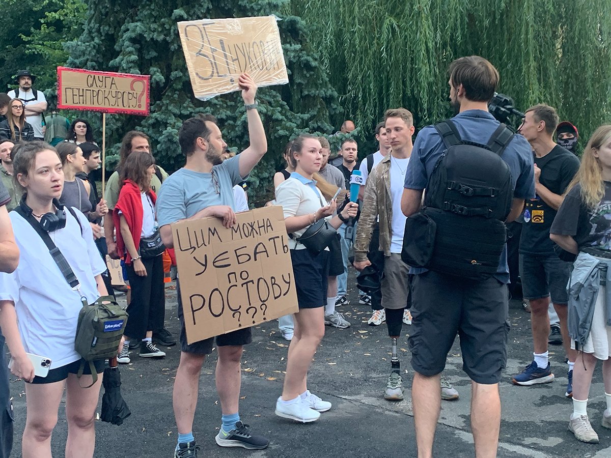 Ненормативная лексика на плакатах становится нормой? Фото: Ольга Мусафирова