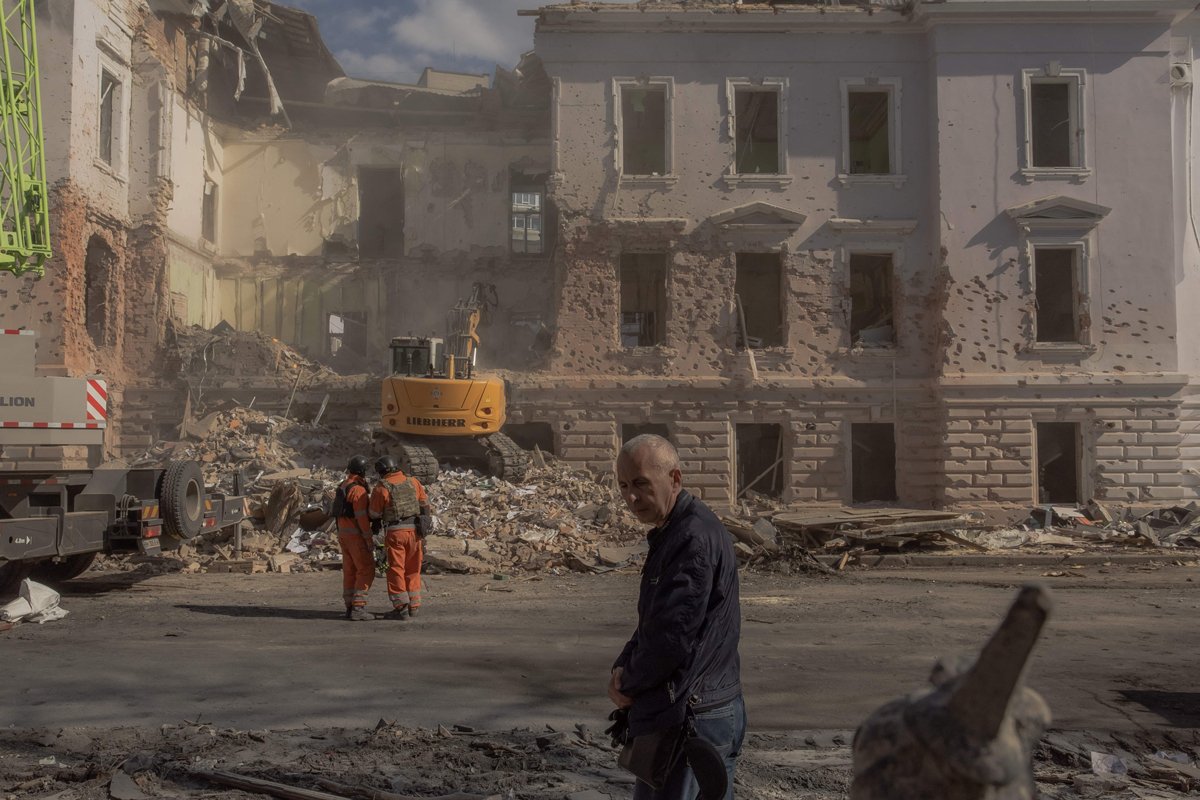 Украинские спасатели ищут людей среди завалов после ракетного удара в Сумах, 14 апреля 2025 года. Фото: Roman Pilipey / AFP / Scanpix / LETA