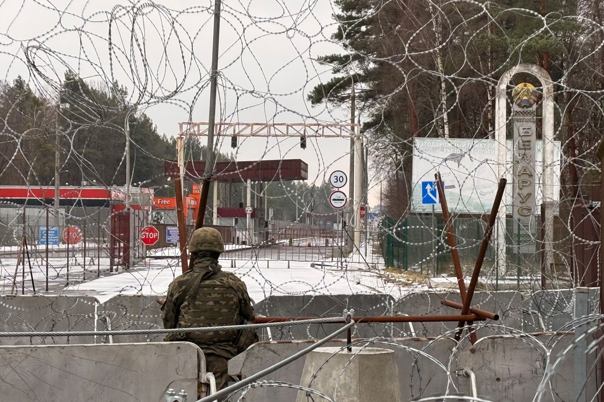 Польский солдат на посту у пограничного перехода в Половцах, который был закрыт в 2023 году по соображениям безопасности. Польша, 16 января 2025 года. Фото: Ansgar Haase / dpa / picture alliance / Scanpix / LETA