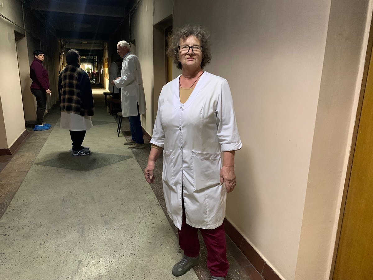 Коллега погибшей, лаборантка Наталья Викторовна: «Мы свою работу не бросим». Фото: Ольга Мусафирова