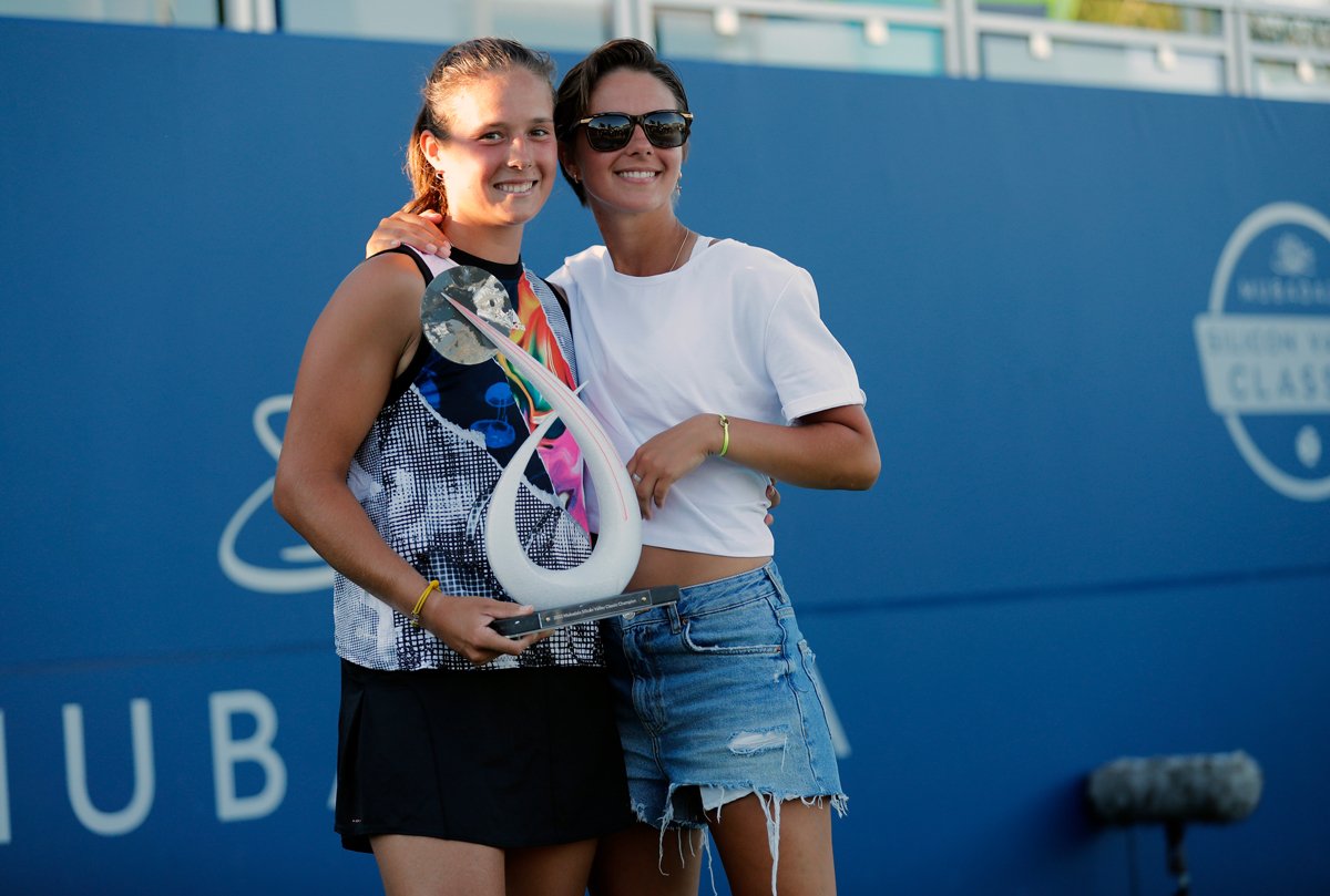 Дарья Касаткина с Натальей Забияко на финале турнира Mubadala Silicon Valley Classic в Сан-Хосе, США, 7 августа 2022 года. Фото: John G. Mabanglo / EPA
