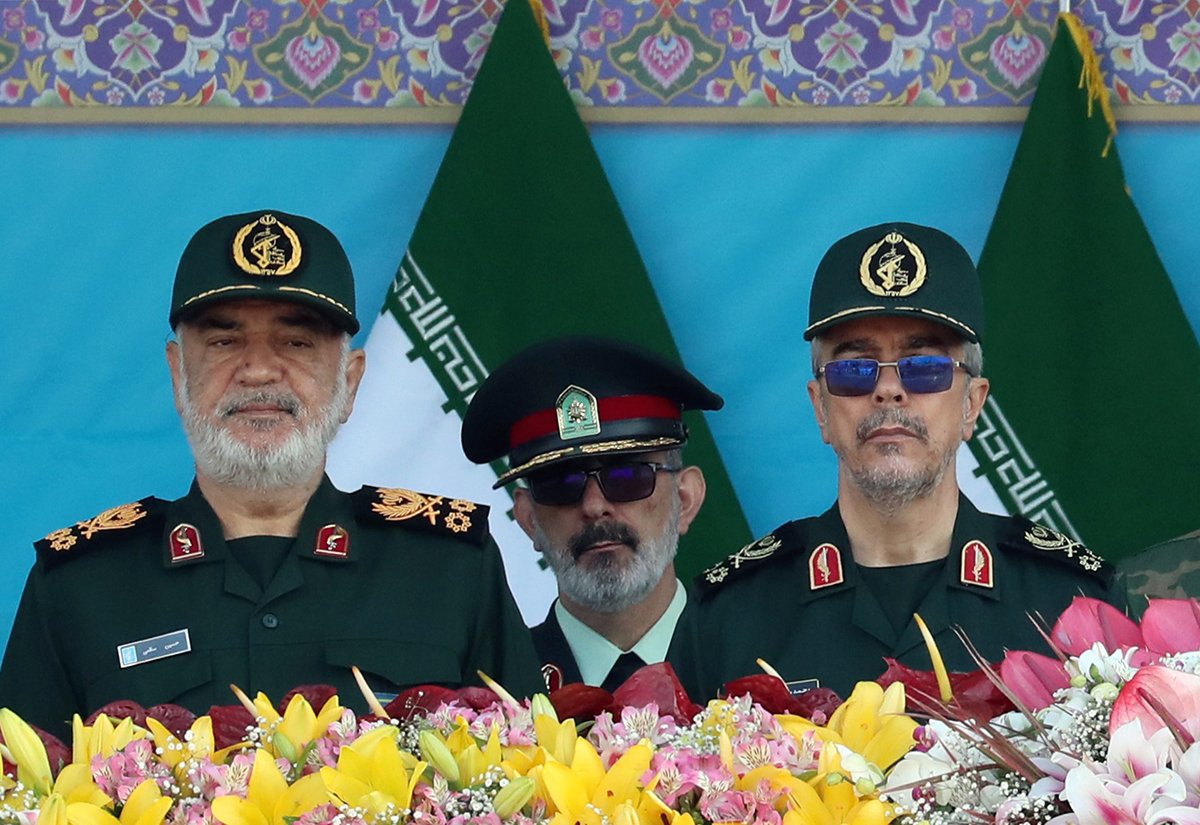 Военный командующий Корпусом стражей исламской революции генерал Мохаммад Багери (справа) и верховный командующий иранским исламским корпусом стражей Исламской революции (КСИР) генерал Хоссейн Салами (слева) на церемонии, посвященной ежегодному Национальному дню армии, в Тегеране, Иран, 18 апреля 2023 года. Фото: Abedin Taherkenareh / EPA-EFE