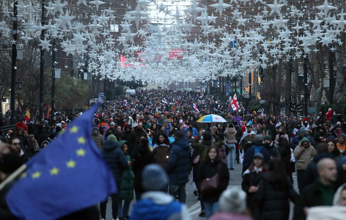 Сторонники грузинской оппозиции на акции протеста, Тбилиси, 28 декабря 2024 года. Фото: David Mdzinarishvili / EPA