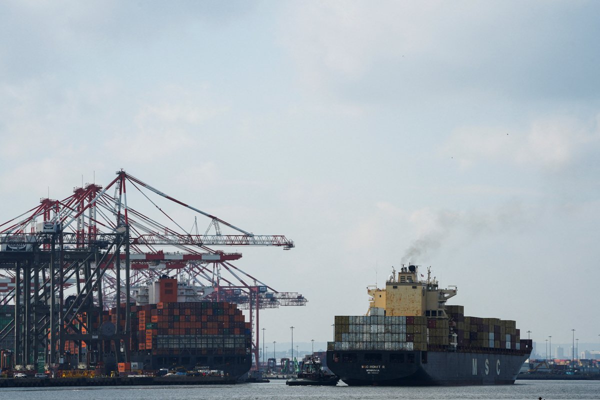 Контейнеровоз, вышедший из французского Гавра, прибывает в терминал порта Ньюарк в Нью-Джерси, США, 27 июля 2025 года. Фото: Eduardo Munoz / Reuters / Scanpix / LETA