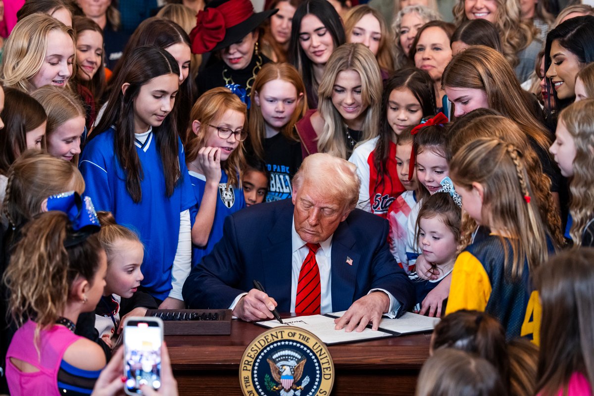 Президент США Дональд Трамп подписывает указ о запрете трансгендерных спортсменов в женском спорте, Вашингтон, США, 5 февраля 2025 года. Фото: Jim Lo Scalzo / EPA