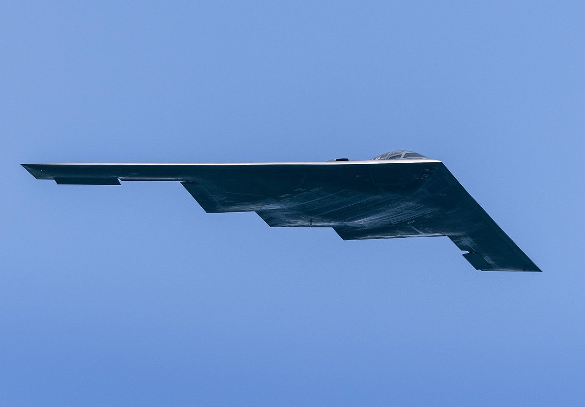 Стратегический бомбардировщик-невидимка B-2 Spirit ВВС США пролетает над Саут-Бич во время празднования Дня памяти в Майами-Бич, Флорида, США, 25 мая 2024 года. Фото: Cristobal Herrera-Ulashkevich / EPA