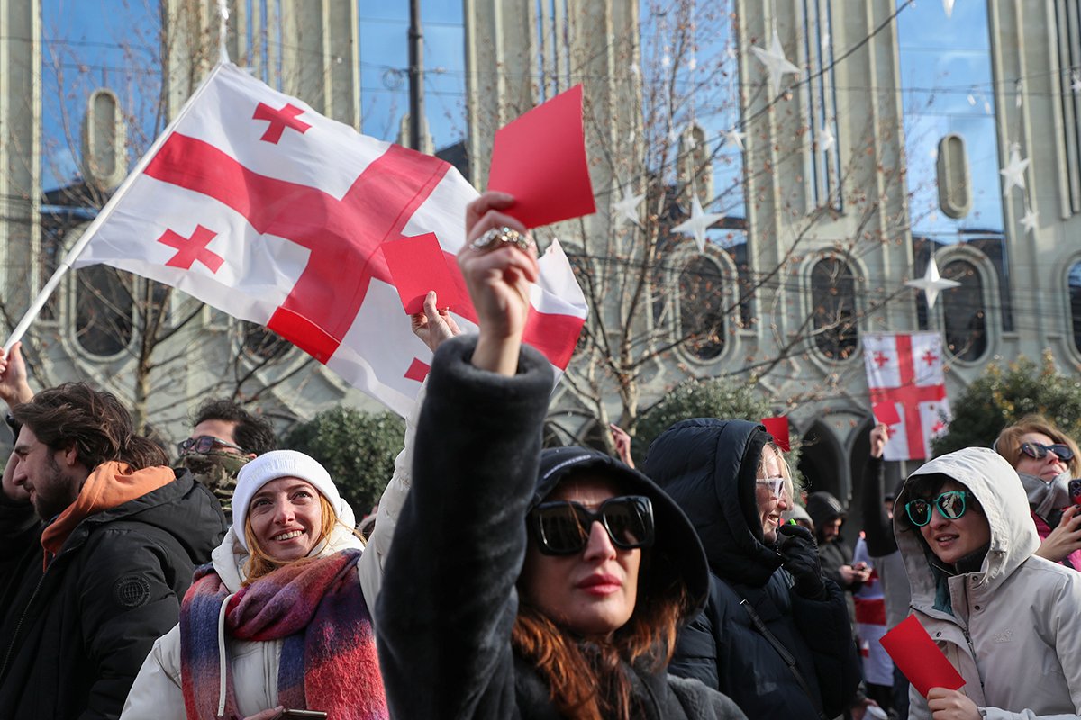 Сторонники грузинской оппозиции принимают участие в акции протеста возле здания парламента Грузии в Тбилиси, Грузия, 29 декабря 2024 года. Фото: David Mdzinarishvili / EPA-EFE