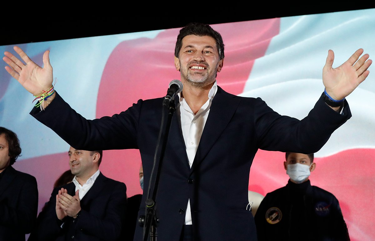 Мэр Тбилиси Каха Каладзе со сторонниками правящей партии «Грузинская мечта» во время местных выборов в Тбилиси, Грузия, 30 октября 2021 года. Фото: Zurab Kurtsikidze / EPA