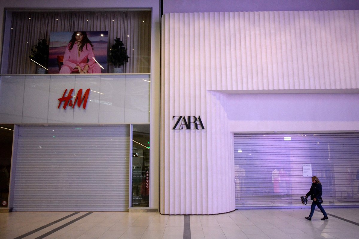 Закрытые магазины H&M и Zara в торговом центре в Москве, 11 апреля 2022 года. Фото: Кирилл Кудряшов / AFP / Scanpix / LETA