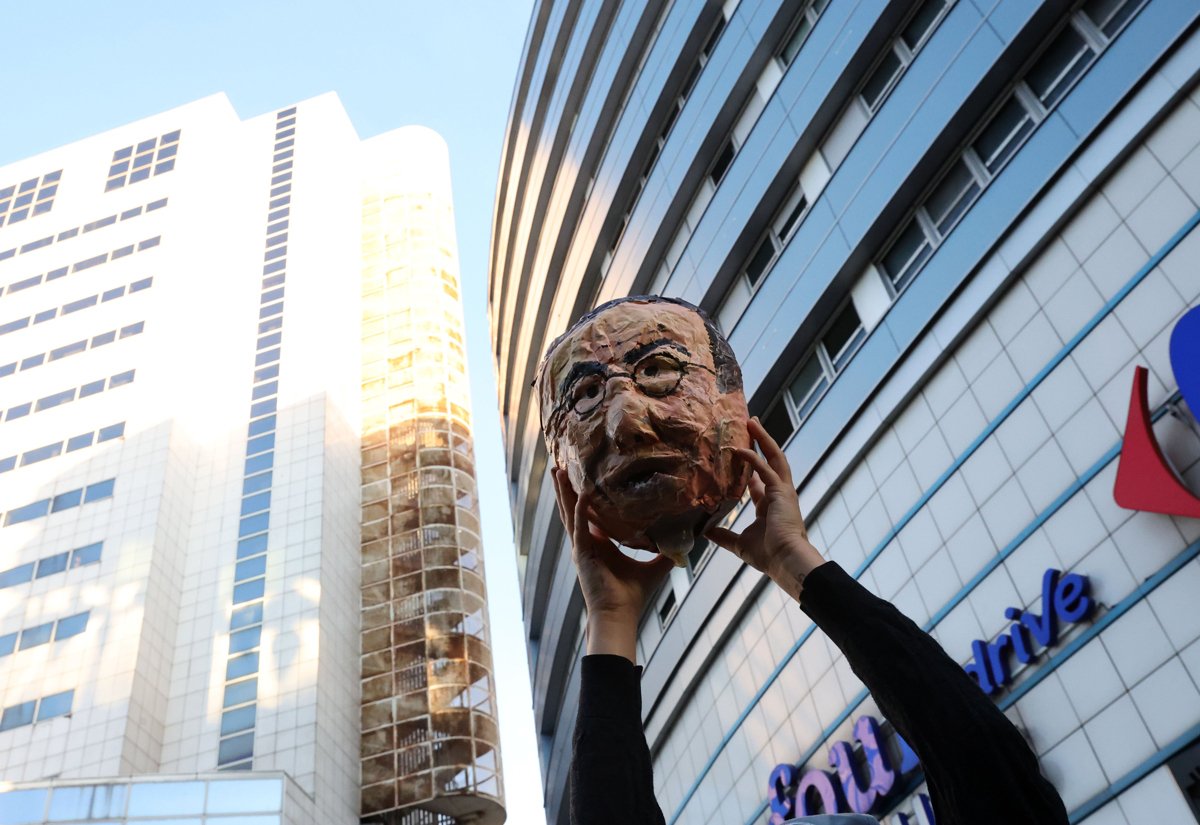 Протестующий держит маску уходящего министра внутренних дел Франции Бруно Ретайо во время акции у Порт-де-Монтрей, Франция, 10 сентября 2025 года. Фото: Teresa Suarez / EPA