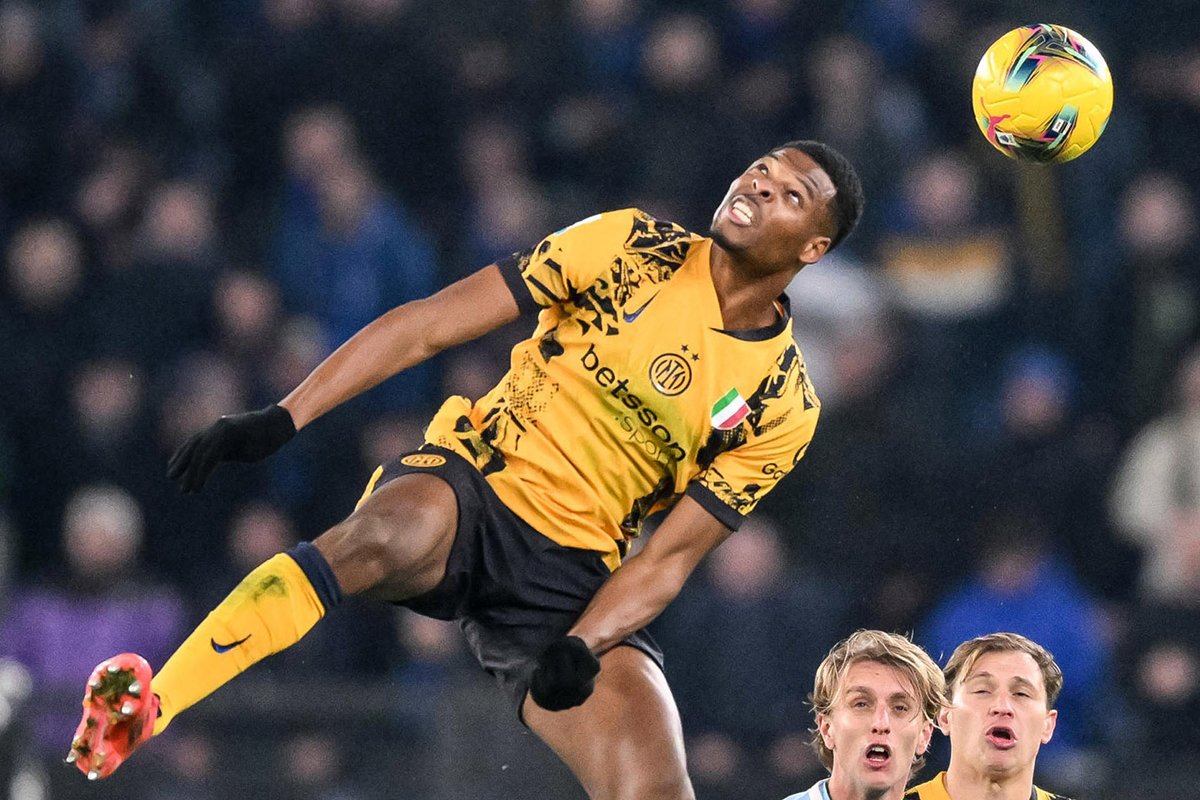 Дензел Думфрис из «Интера» во время матча итальянской серии А по футболу между «Лацио» и «Интером» в Риме, Италия, 16 декабря 2024 года. Фото: Alessandro Di Meo / EPA-EFE