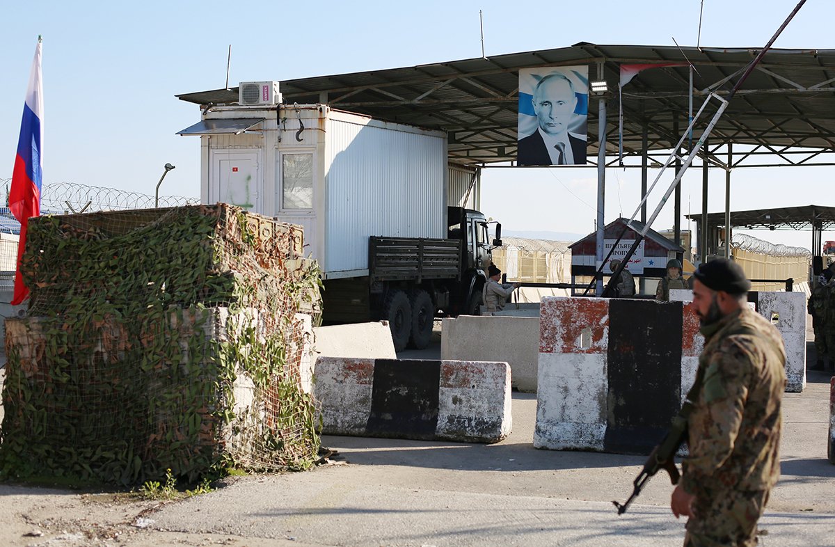 Боец сирийской оппозиции охраняет главные ворота российской военной базы в аэропорту Хмеймим недалеко от города Латакия, западная Сирия, 2 января 2025 года. Фото: Bilal Al Hammoud / EPA