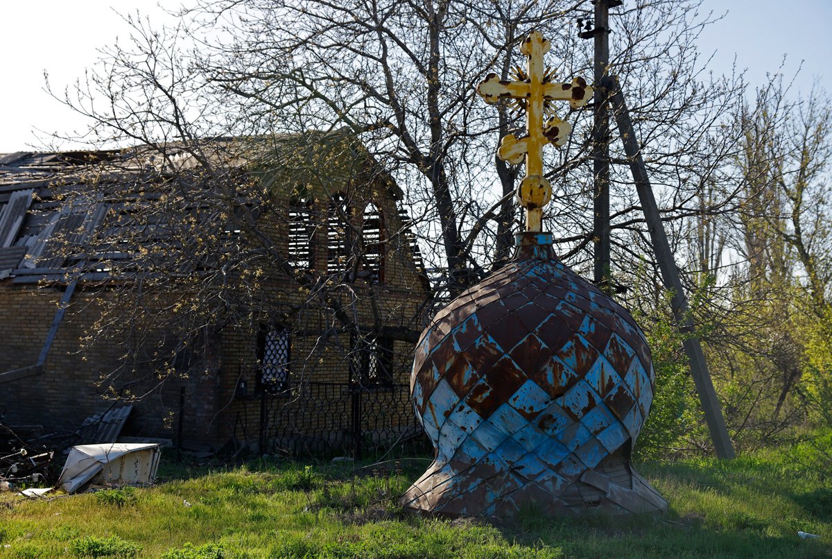 Купол разрушенной церкви в Авдеевке, Донецкая область, 20 апреля 2025 года. Фото: Александр Ермоченко / Reuters / Scanpix / LETA