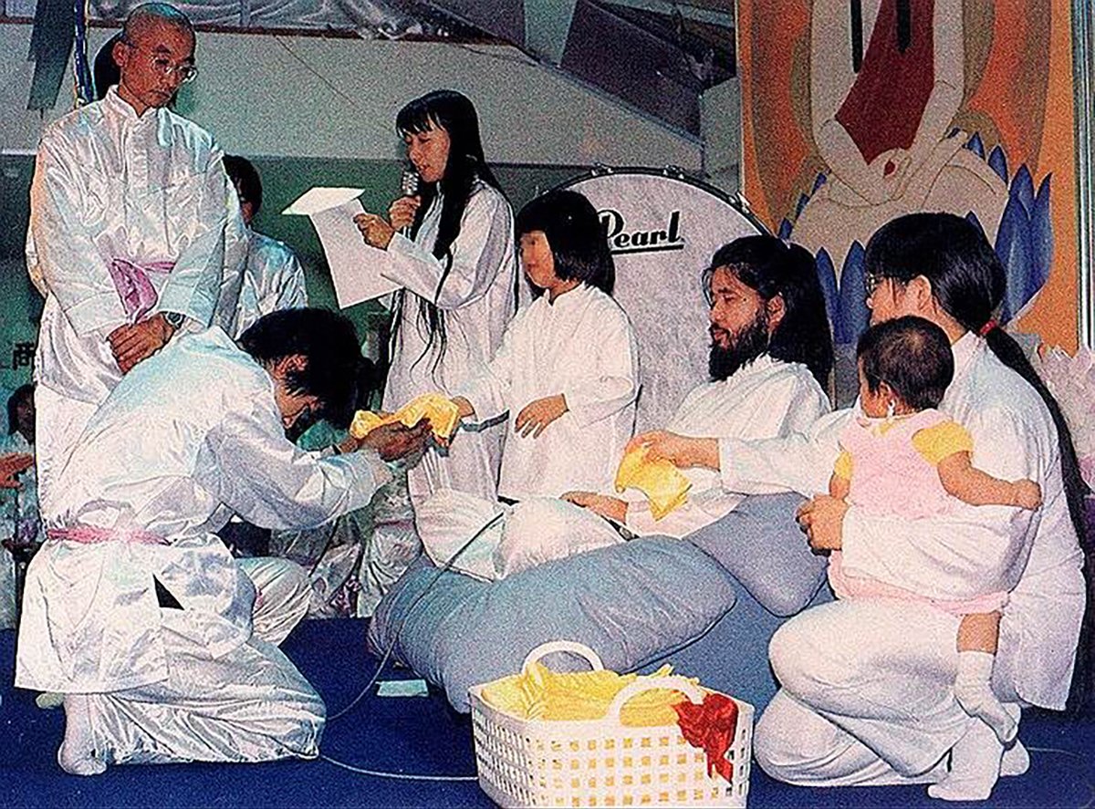 Сёко Асахара и последователи секты «Аум Синрикё». Архивное фото